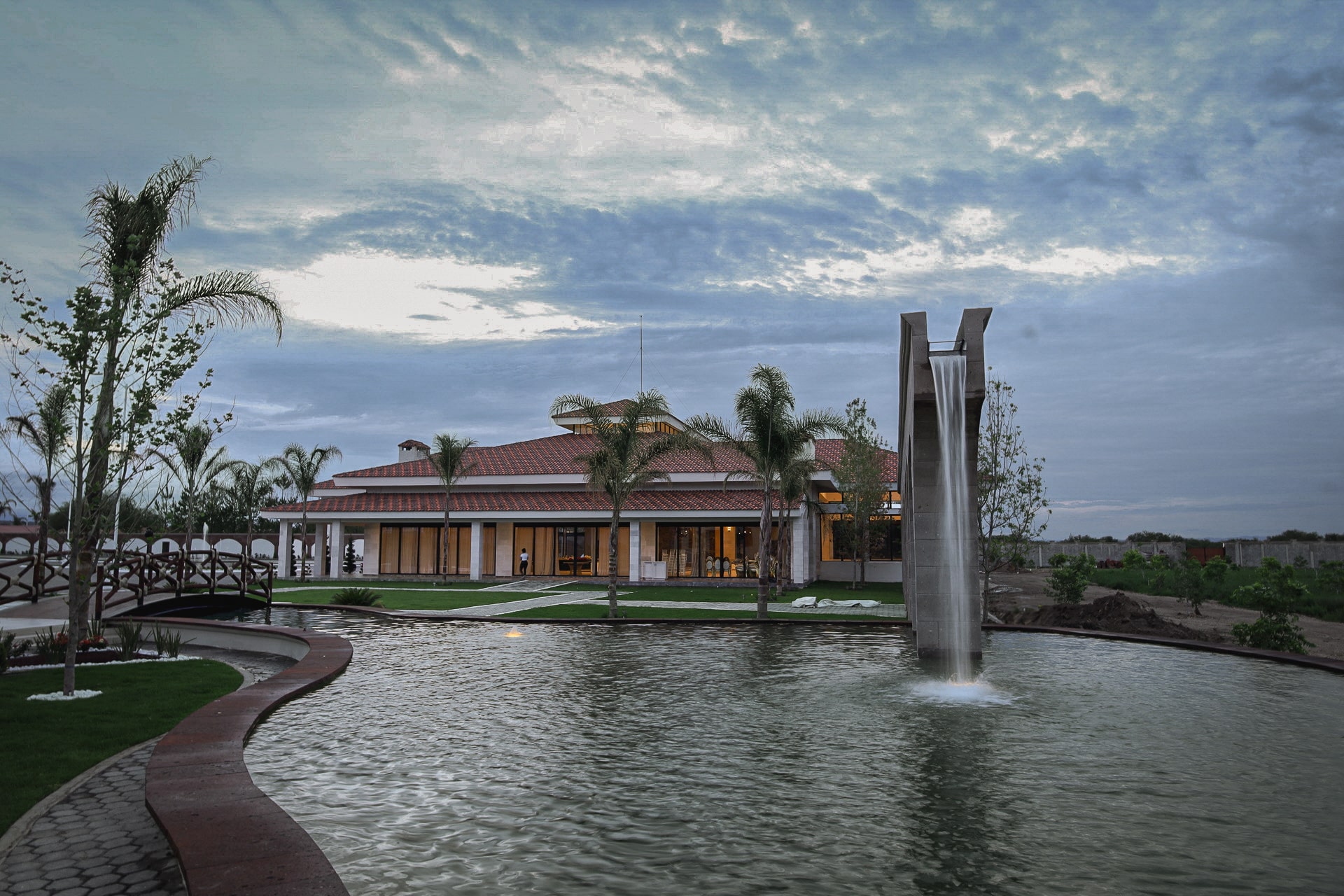 Imagen de un árbol en el fondo de un jardín