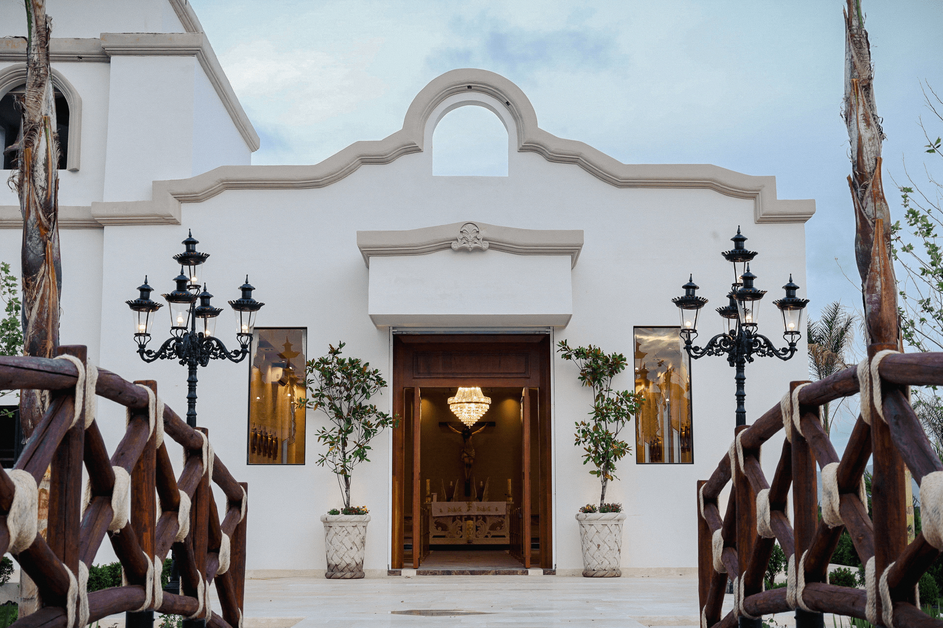 Imagen de un árbol en el fondo de un jardín